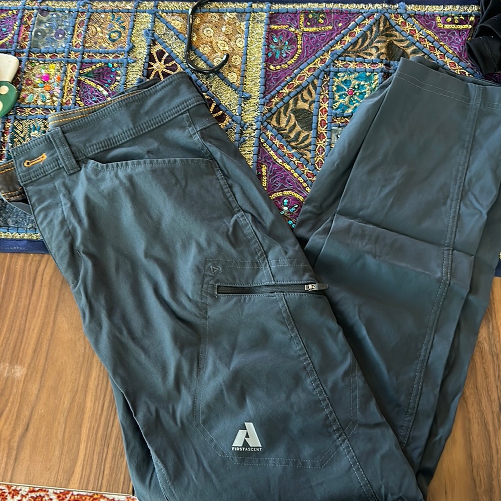 Men’s hiking pants, great condition. Perfect for hiking, camping, exercise.